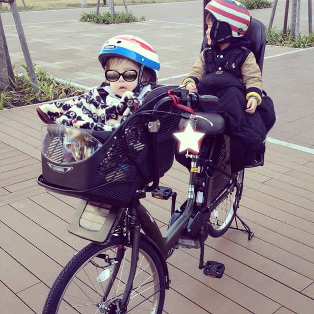 菅山かおるのインスタグラム：「毎日の送り迎え。 弟くんは、いつも自転車に乗ると寝ています(^^)振動が気持ちがいいみたい！ #電動自転車」