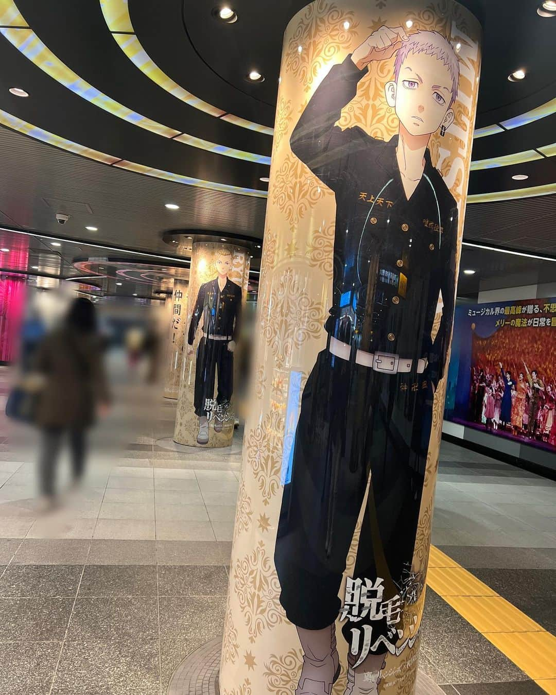 七瀬さくらさんのインスタグラム写真 - (七瀬さくらInstagram)「渋谷駅地下コンコースに「東京卍リベンジャーズ」！！  キレイモとのコラボで、渋谷駅地下が東リべ一色です︎👊😠🙏  「脱毛するの日和ってる奴いる？」  執事服の東京卍會のメンバーと、裏面には特攻服姿も！どちらの面も忘れずにチェックしてください🥰  キレイモの新規契約で執事姿のロングクッションが貰えたり商品購入でアクスタが貰えたりします✨  Twitterキャンペーンでもオリジナルグッズをプレゼントしてますので合わせてチェックしてね👀  PR @kireimo_official #脱毛リベンジャーズ #東京リベンジャーズ #KIREIMO #キレイモ #綺麗威毛 #東京リベンジャーズコラボ」3月7日 16時21分 - 739ra