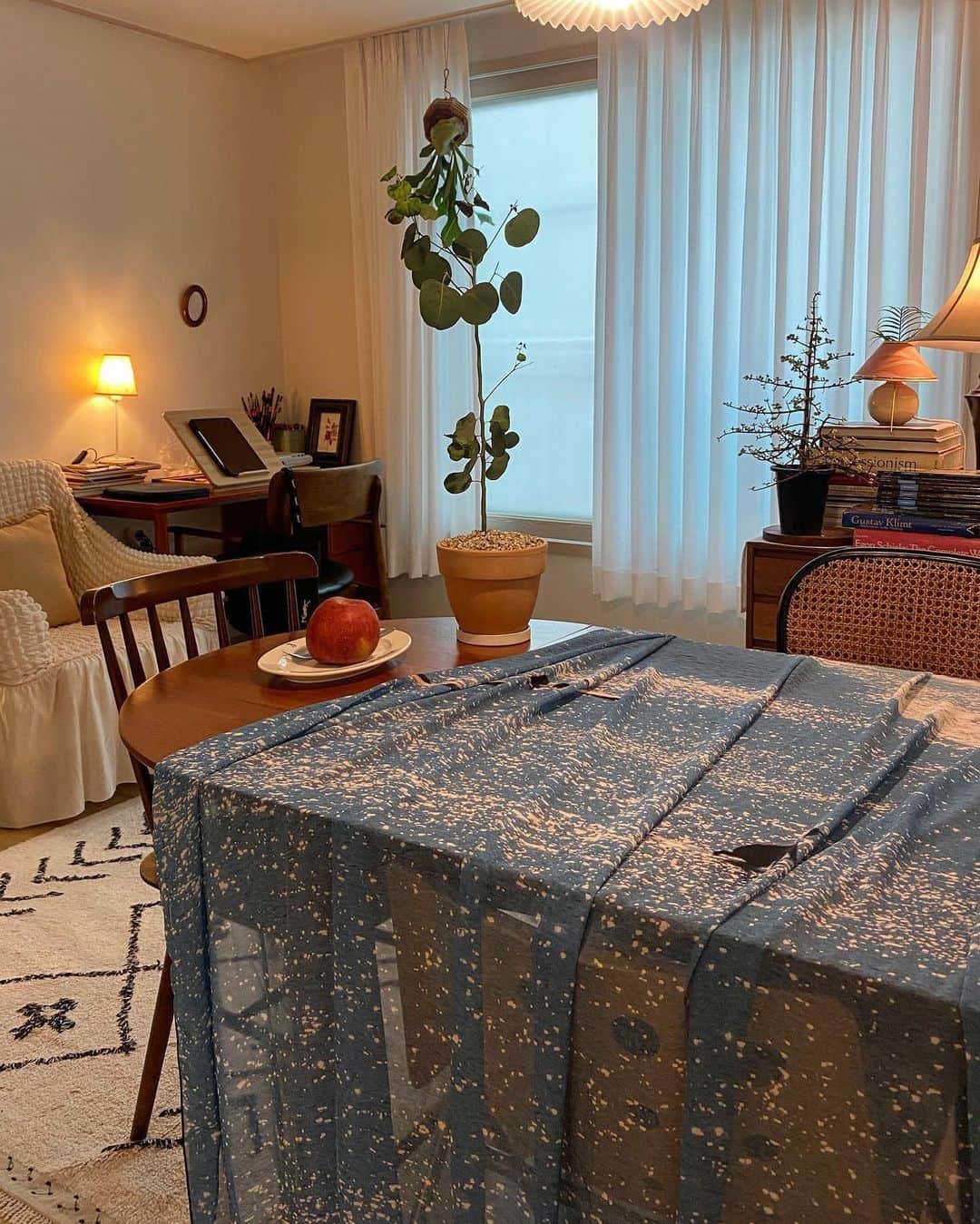 Chuuさんのインスタグラム写真 - (ChuuInstagram)「CHUU ROOM☘️  Made By chuu 다시 오지 않을 지금• 이 순간의 계절을 담습니다.  @rosemary_hill 님께서 #chuu_room the astronaut 를 테이블웨어와 은은한 채광 커튼으로 활짝 핀 인테리어✨  #chuu#chuu_room #fabricposter#패브릭포스터#인테리어추천 #홈테리어#오늘의집」3月10日 15時06分 - chuu_official