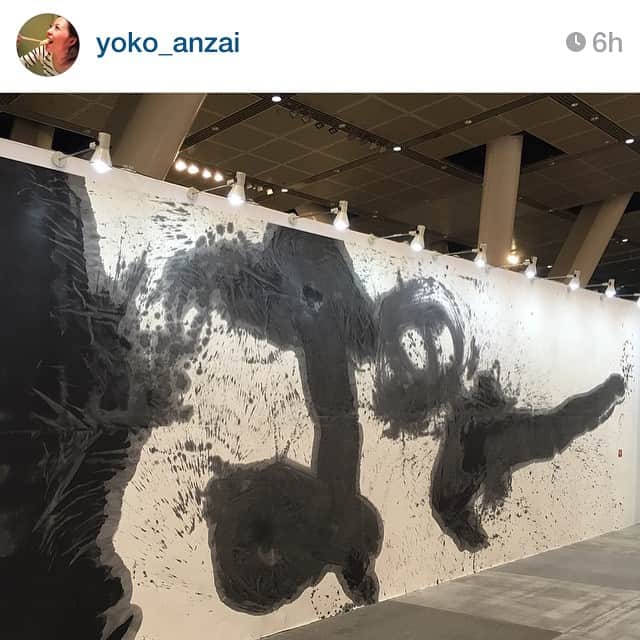 のインスタグラム：「If you are in Tokyo, make sure to go check my brotha from anotha motha, @kojikakinuma s huge calligraphic painting install at Tokyo Art Fair . Repost from @yoko_anzai #TokyoArtFair #柿沼康二 #のぶっとい作品 #見るべし #兄弟」
