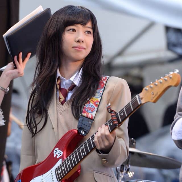 真山りかのインスタグラム：「#私立恵比寿中学#真山りか#ギター#ココナッツサブレ#五五七二三二◯#ver」