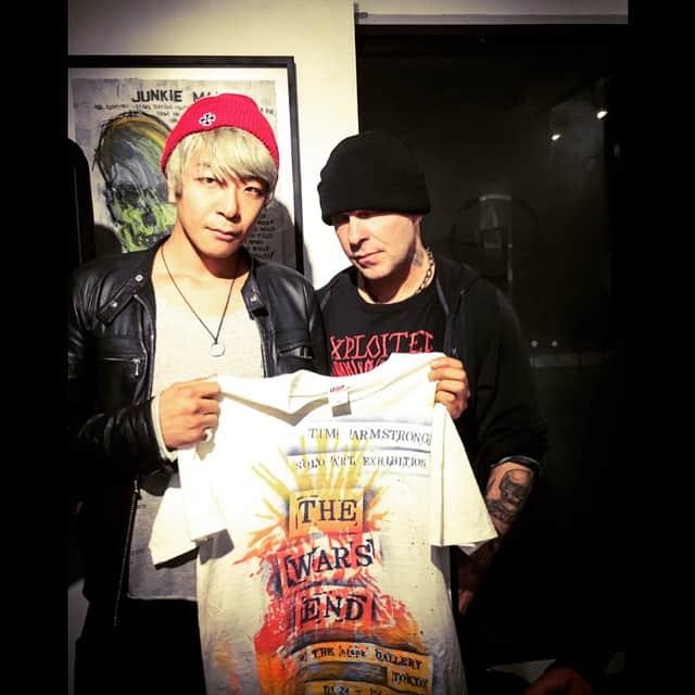 のインスタグラム：「RANCIDのTim Armstrongに会いに行って来た。６年振りです。 パンクのゴッドファーザー、自分のルーツ。同じ時代に生きているだけで幸せなのに、こうして会って会話して写真撮って、彼の作った一点物のTシャツを手に入れる喜び。PUNKSPRINGでのステージも楽しみ❗️ With Tim from RANCID, he's my roots of roots!!! Got the shirt which he made!! #rancid #TimArmstrong #TheWarsEnd」