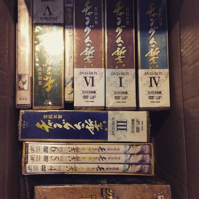 芝本裕子さんのインスタグラム写真 - (芝本裕子Instagram)「昨日やっとやっと届いた韓国ドラマのDVD。楽天で見つけた若干怪しい、いや怪しすぎるサイトで買ってみたので再生出来るか心配ですが…すんごく安かったのでまとめて、チャングムも買っちゃった😁薬膳を今勉強してるから、またチャングムを見たくなっちゃって…昔全部集めたけど今手元にないので再度買いました。 あとは、 @miyoko.myondon さんと韓国で、このドラマ最高〜〜と話題になってまた見たくなったイ・ソジン出演の恋人も💕 これで夜中の楽しみが増えました。どうか再生出来ますように…  #韓国ドラマ #ドラマ #イ・ソジン #恋人 #チャングムの誓い #ジャイアント #イ・ヨンエ #love #korea #drama #韓流 #instadiary #instagood #寝不足注意」3月24日 10時55分 - yukoshibamoto