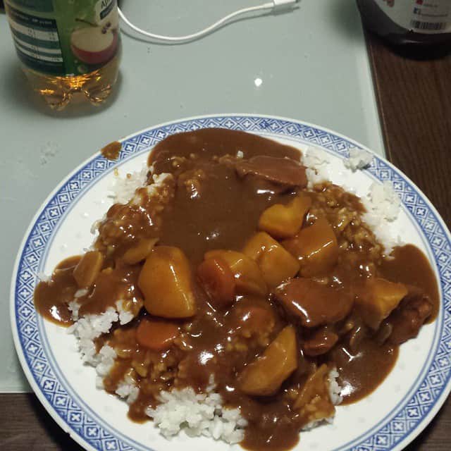 坪井勇磨のインスタグラム：「今日の晩飯は板さんカレ～。笑  案外うまい。笑」