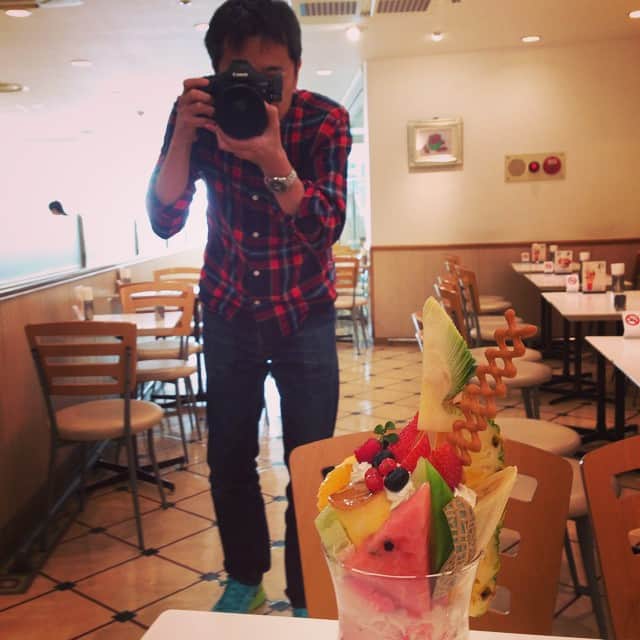 志摩有子さんのインスタグラム写真 - (志摩有子Instagram)「パフェ越しの作家先生。 #CLASSY. #magazine #shooting #今日の作家先生 #photo_by_Madoka」3月24日 11時22分 - ariko418