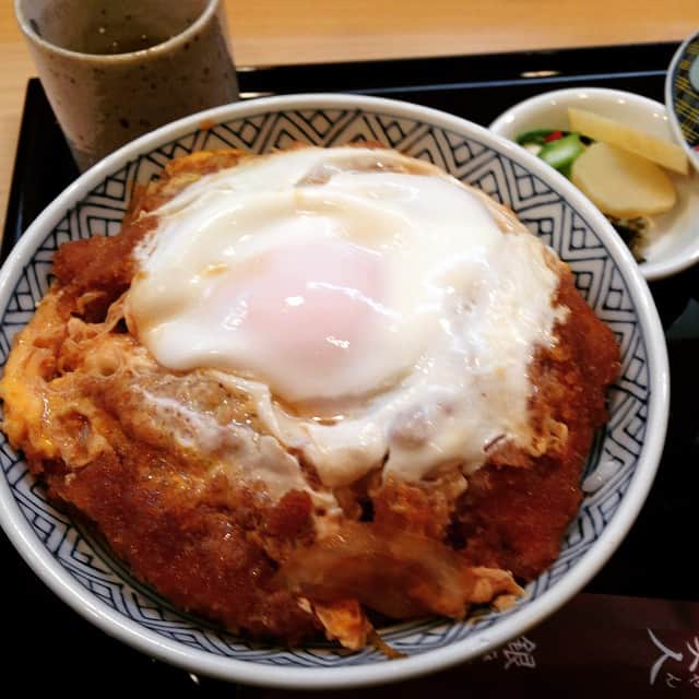 志摩有子さんのインスタグラム写真 - (志摩有子Instagram)「銀座で打ち合わせのついでに梅林でスペシャルかつ丼。トロリとろける半熟卵がたまらない。 #銀座ランチ #名物 #ごちそうさまでした」3月25日 14時22分 - ariko418