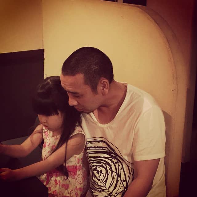 品川祐さんのインスタグラム写真 品川祐instagram 娘が大悟に懐いてた 千鳥大悟 優しい誘拐犯 ｔシャツの首がダルダル 3月26日 9時57分 Shinashina0426