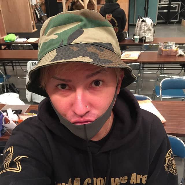 のインスタグラム：「お疲れしゃん！  #issa #dapump #4BLOCKS #RUDE #余裕もないのに余裕ぶっこいてる顔」