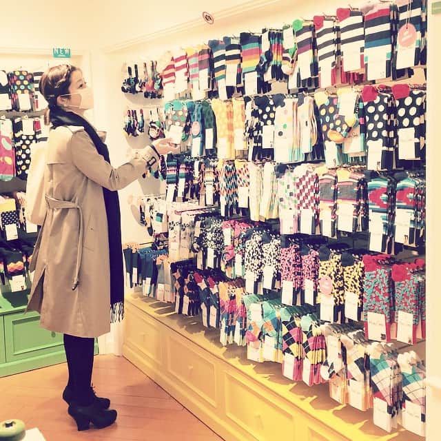 MEGのインスタグラム：「ハッピーソックスがパルコの地下にあるのだね #寄り道 #誰かにあげたい #happysocks #parco_ss #かわいい」