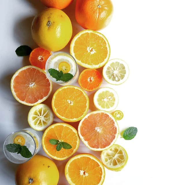 Mikaのインスタグラム：「🍊🍊🍊 * レモン＋ミント＋炭酸水 炭酸水が好き過ぎて１日2ℓ位飲んじゃう。 こんなに飲むんだったら、炭酸水メーカー買おうか本気で悩み中〜！ *」