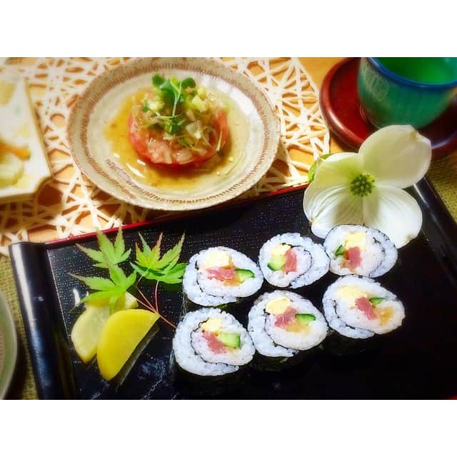 吉田沙織のインスタグラム：「＊ 庭の紅葉とハナミズキで 飾り付けをしました。  いつも食べ過ぎてしまう・・・(￣ー￣)ぶひ  #和食#おうちごはん」
