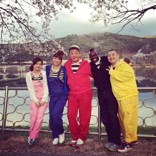 笛木優子のインスタグラム：「明日朝8時半から にじいろジーンに出演します✌️✨😊 その後、先日韓国ロケした番組のオンエアがあります！ ロケはハードでしたが素敵な皆さんととても楽しく撮影しました💛👍 ぜひ見て下さいねん⏰📺 食いしん坊がうなる！B級グルメ旅in韓国 4月25日(土)朝10:50-11:45　 関西テレビにて放送」