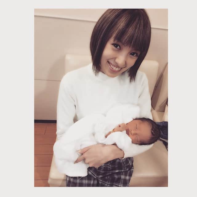 小脇美里さんのインスタグラム写真 - (小脇美里Instagram)「幸せそうな息子…☻ @akinaminami  みなさん、お忙しい中会いにきてくれて ありがとうございました(^^)✨ #南明奈 #アッキーナ #アッキーナママかわいすぎ #新生児 #baby」4月25日 19時44分 - misatokowaki