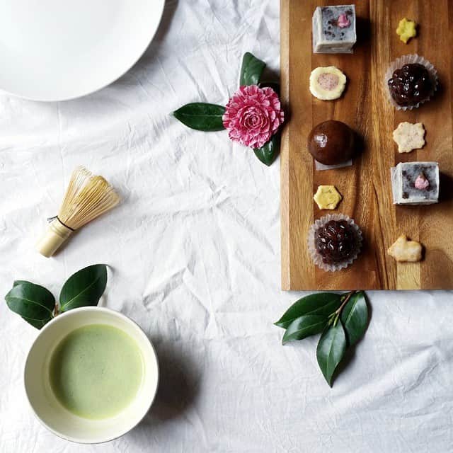 Mikaのインスタグラム：「matcha ＋ Japanese sweets🍵 * 本日のおやつはお抹茶とあんこなお菓子たちでした。 * 空前のあんこブーム到来。 甘いのと苦いのをくり返し食べるのがたまらんらん。 *」