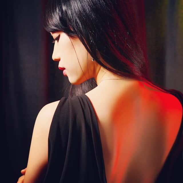 シュー・シャオのインスタグラム：「暮然回首#sexy girl」