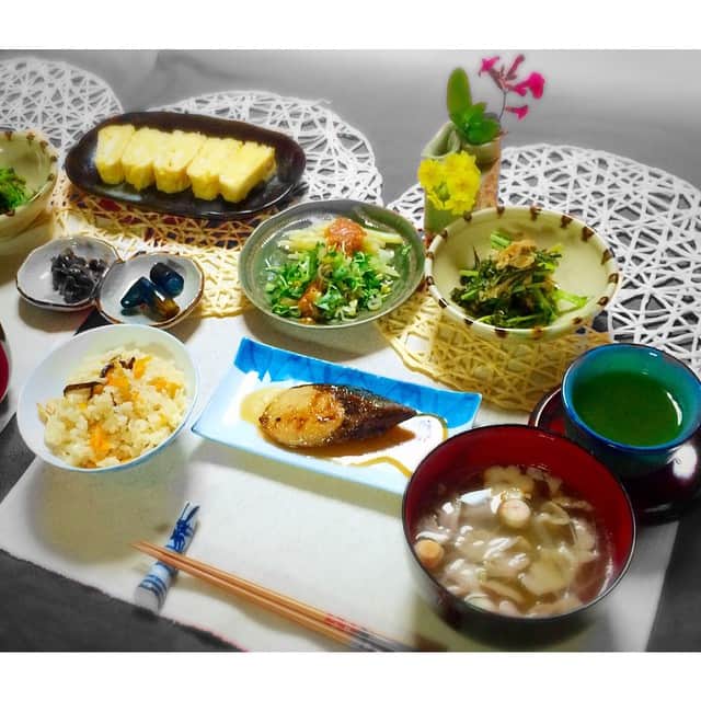 吉田沙織のインスタグラム：「今日の夕飯は ＊ブリ照り ＊炊き込みご飯 ＊豚肉と長ネギのお吸い物 ＊ジャガイモの薬味の味噌ダレ ＊大根葉の昆布いため ＊卵焼き  ダッシュ村見てたら新玉ねぎを使いたくなりました( ´ ▽ ` )ﾉ  和食の良いメニューないかなぁ？  #和食 #おうちごはん #手作り」