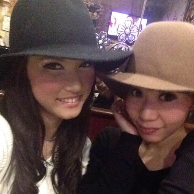 小澤マリアのインスタグラム：「どう？Do we look good with these hats? 😘」