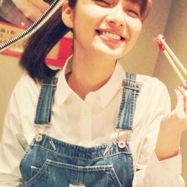 新川優愛（ファンアカウント）のインスタグラム：「焼肉食べたい…🍴 今はダイエット中でお肉だけは避けたい… この写真は前回の写真〜 おいしそ〜う☺️」