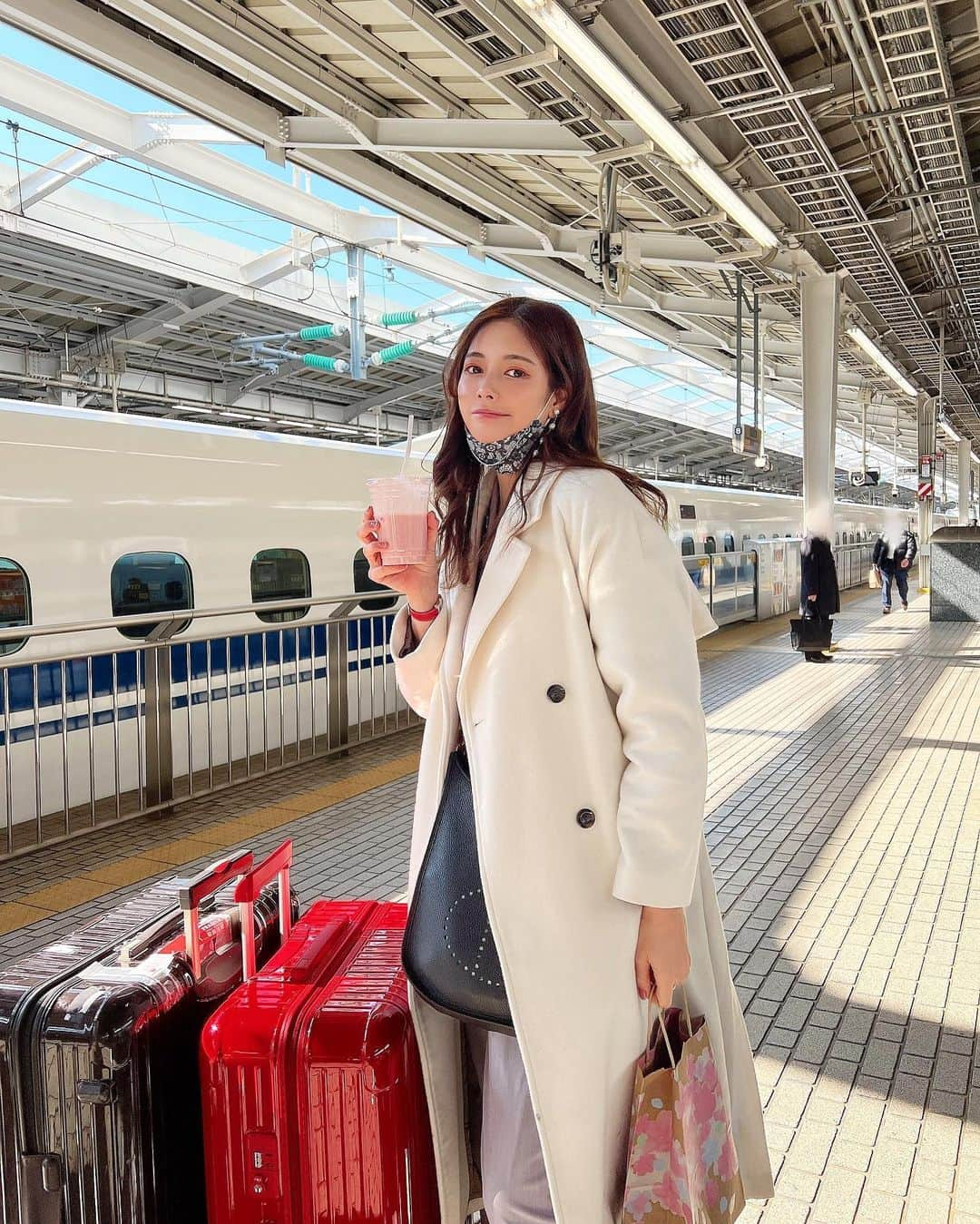 得あゆさんのインスタグラム写真 - (得あゆInstagram)「新大阪駅でいつも飲むやつ🚄🥤 XXXXXLサイズくらいの欲しい← #旅のお供  coat : @rienda_official jacket &pants : @ladymade_official bag : @hermes ・ ・ ・ ・ ・ ・ ・ ・ ・ ・ ・ ・ ・ ・ ・ ・ #旅#新大阪#新大阪駅#新幹線#東京#東京旅行#旅行コーデ#ママコーデ#ママファッション#子育てママ#ママライフ#産後ダイエット#産後#セットアップ#春コーデ#エブリン#家族旅行#男の子ママ#東京#移動#ナチュラルメイク#ママスタグラム#生後10ヶ月#春服#スーツケース#春カラー#rimowa#hermesbag#jacketstyle#springfashion」3月3日 16時13分 - tokuayu819