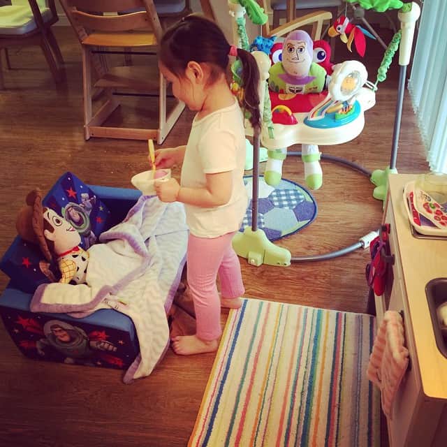 バイリンガル3兄妹さんのインスタグラム写真 - (バイリンガル3兄妹Instagram)「今日のえまち。バズを華のジャンパルーに入れて、ウッディーをソファに座らせ、エマキッチンで作った離乳食を食べさせてあげてました。笑 #3歳 #トイストーリー #ikea #キッチン#3yearsold #toysrory #littlemommy」4月5日 22時06分 - yucgram
