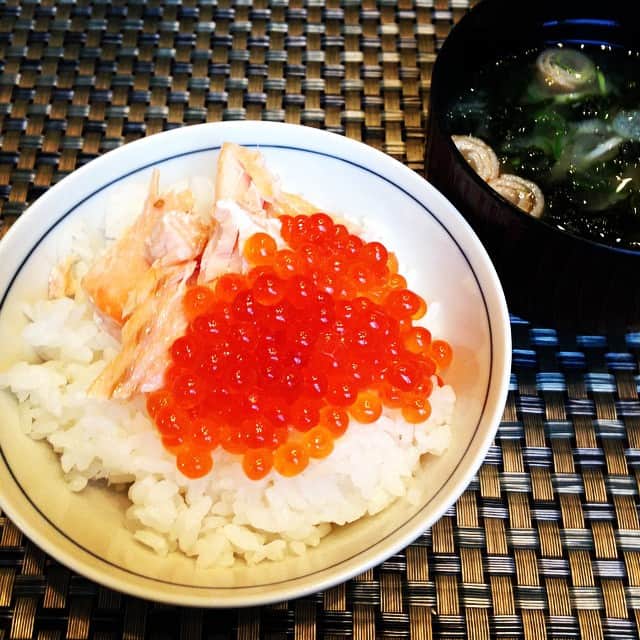 志摩有子さんのインスタグラム写真 - (志摩有子Instagram)「昨夜からのみぞれ混じりの雨も上がり、いよいよ入学式の朝。ホテルのビュッフェにて夢ピリカに鮭といくらを載せて親子丼を作成。北海道は麦味噌を使うらしくお味噌汁もなんだか優しい味わい。 #goodmorning #常夏から−20℃ #入学式 #いよいよ大学生 #旭川備忘録」4月6日 7時13分 - ariko418