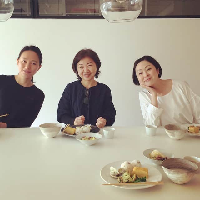 渡辺有子さんのインスタグラム写真 - (渡辺有子Instagram)「台湾の小慢さんを囲んで。  夏に開く台湾茶会の打ち合わせ。  強力な美人助っ人も‼︎」4月7日 14時49分 - yukowatanabe520