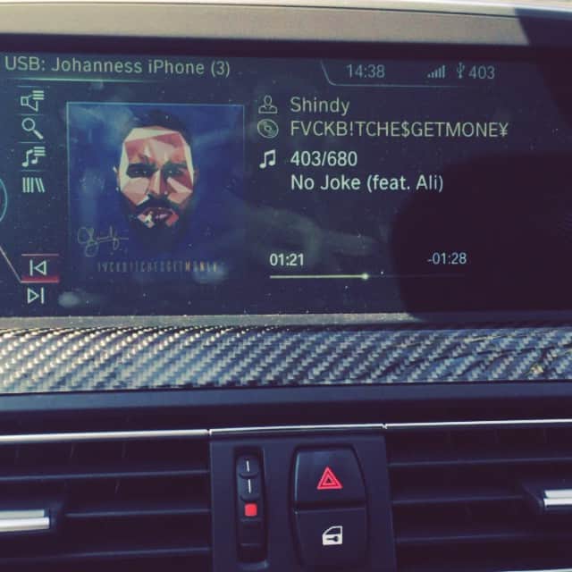 ヨハネス・ガイスのインスタグラム：「#aufm#weg#zur#autogrammstunde#endlich#sommer 👌🍋😘 @ymalli11 @ali_bumayee」