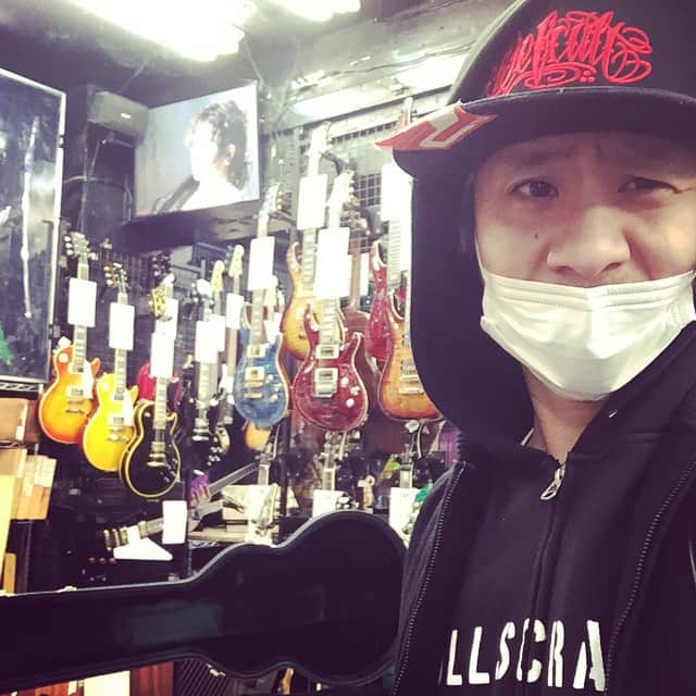 masasucksさんのインスタグラム写真 - (masasucksInstagram)「デデーン！渋谷のESPクラフトハウスに青いレスポールやらのメンテをお願いしにきたで〜 ここはESPと出会うきっかけになりかれこれ16年ぐらいお世話になっとります！ありがとうございます(^-^)/ #ESP #Navigator #青レスポール #EMGpickups #アンプもペダルもやたらと機材がある #そりゃそうだろ楽器屋さんやぞ」4月9日 13時07分 - sucksmen