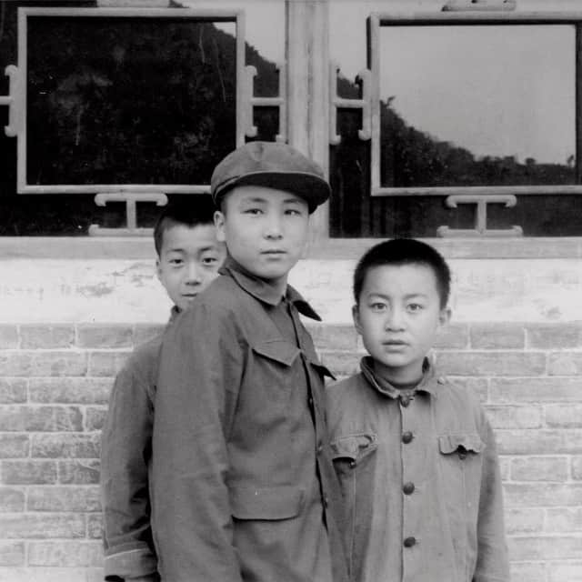 奈良美智のインスタグラム：「boys in Taiyuan 1983.  people were wearing still Mao suits during that time.」