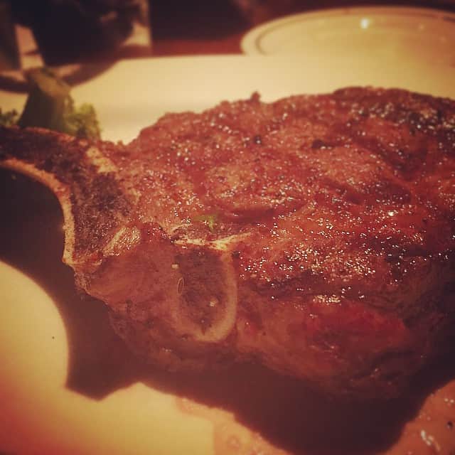 Tomoyaさんのインスタグラム写真 - (TomoyaInstagram)「夜は骨付きにした。( *｀ω´) #steak #dinner #happy」4月10日 11時35分 - tomo_10969