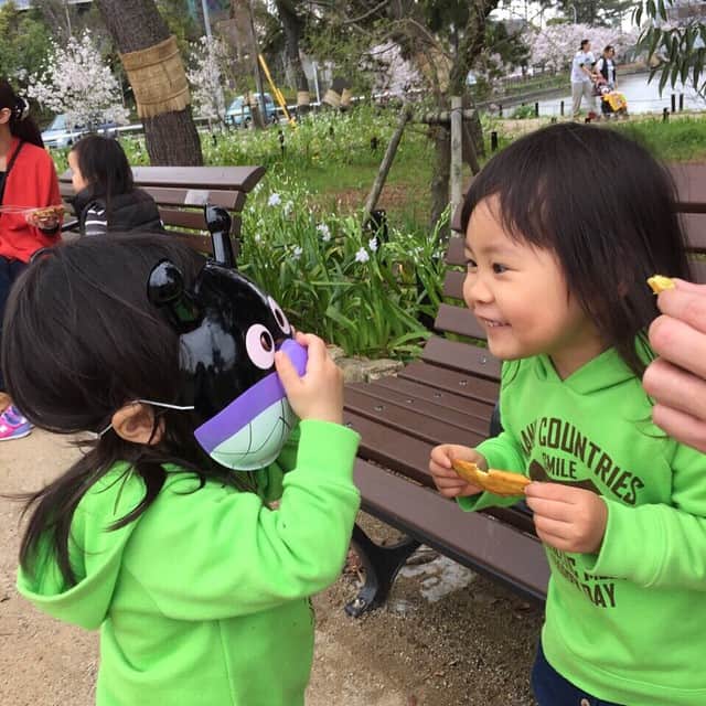 高橋みゆきのインスタグラム：「弟の姫2人❤︎可愛い♪(´ε｀ )  #弟 #姫 #花見」