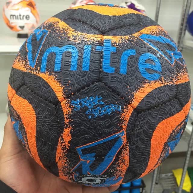 横田陽介さんのインスタグラム写真 - (横田陽介Instagram)「そんで、mitreからストリートサッカー用のボールがリリースされるらしい！ ラバー素材でグリップと耐久性は抜群。フリースタイルにも良さそうです。  #mitre #streetsoccer」4月10日 16時42分 - yosukeyokota