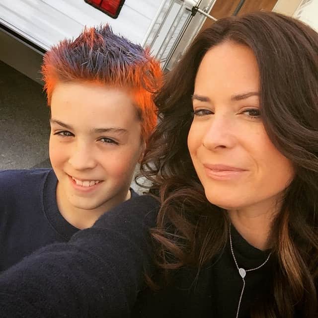 ホリー・マリー・コームズのインスタグラム：「What happens when you leave them in the hair and make up trailer too long.」