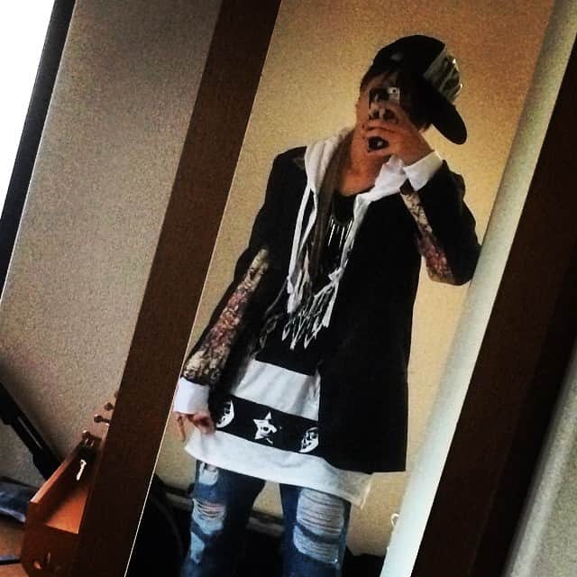 AKIRA のインスタグラム：「行ってきます(OvO) キャップ#NOISENOISENOISE Tシャツ#GLADNEWS  パーカー#PINK ジャケット#element.h パンツ#ZARA」