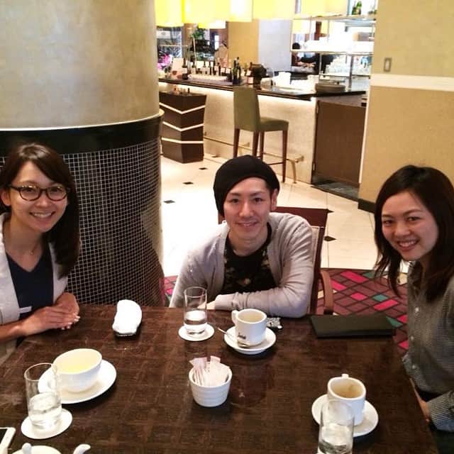小林尊のインスタグラム：「Having a chat over a cup of coffee. #MaiDemizu #MariYoshida #afterlunch #reallylovethem 💙 #出水麻衣 #吉田万里 #息抜き #恵比寿 #ランチしてコーヒー」
