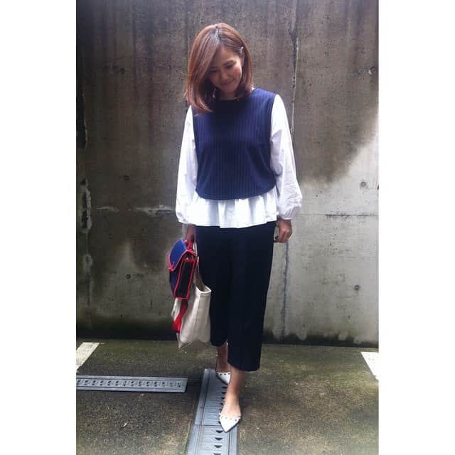 田中幸恵さんのインスタグラム写真 - (田中幸恵Instagram)「. . ▪️ネイビー✖︎白 ▪️切り替え ▪️ふんわり  好きが三拍子揃ったトップスを #myclozette でポチり。  お気に入りのトップス着て娘のお習字へ。  ちなみにトップスが届いた中に @negimami06  が写ってるご挨拶が入ってました笑  何だか不思議な気分笑  学校用にセットアップのパンツも買えば良かったと後悔。。(T . T)  #切り替えトップス  #ガウチョパンツ」4月11日 13時26分 - yukie__tanaka