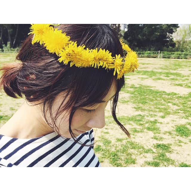 ayanoのインスタグラム：「そして今日はたんぽぽの花かんむり♩  案の定グリたんはかぶってくれないので自分で笑」
