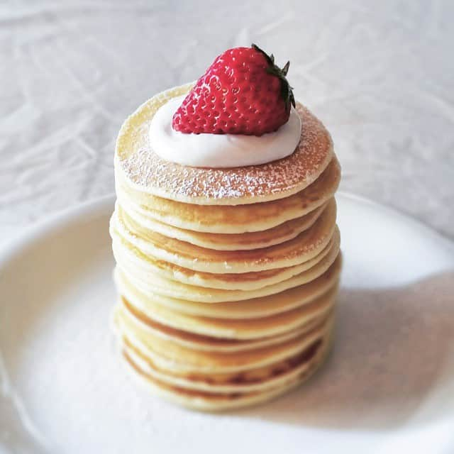 Mikaのインスタグラム：「pancake🍓 * 妹が遊びに来てくれたので一緒にパンケーキランチ。 ヨーグルト入りでむちむちもっちりな仕上がりに︎なりました😋💓」