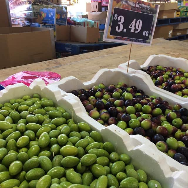 石井秀代のインスタグラム：「#olive#market#australia# オーストラリアのメルボルンにある市場にて。4月は南半球はオリーブの収穫時期です。」