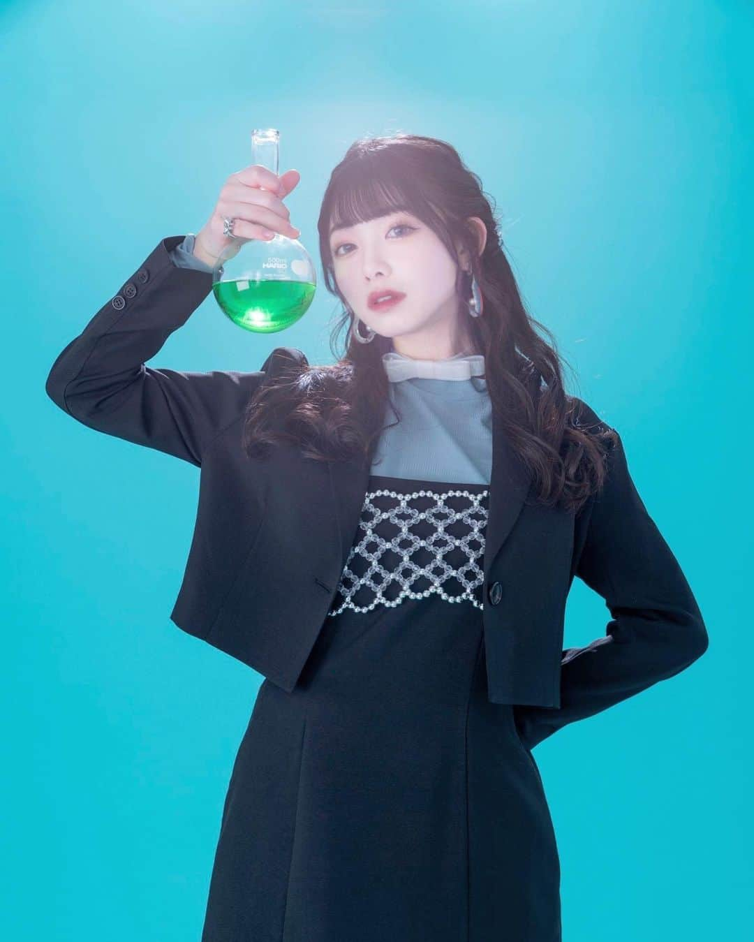  小浜桃奈さんのインスタグラム写真 - ( 小浜桃奈Instagram)「⚗️チームシンデレラ×P.S.FA ⚗️ 新スーツ開発「 #私を変える服 」  私も春から理系大学生👩‍🎓🌸 一緒に入学式で可愛いスーツを着て、大学生活をキラキラスタートさせてみませんか🚩 これからスーツ選びをしようと考えている方は是非チェックしてみて下さい🤍  #エマリー #チームシンデレラ #PSFA #スーツ」3月17日 18時40分 - momona_kohama