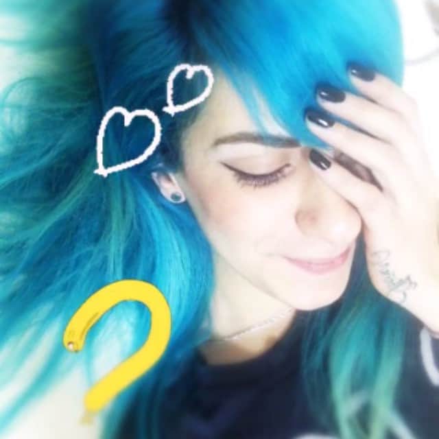 ミランダ・イバネスのインスタグラム：「Turquoise is back and I really like you. 🙈💙」