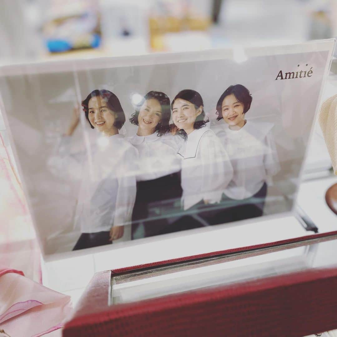 浜島直子さんのインスタグラム写真 - (浜島直子Instagram)「@shoko_london が新しく立ち上げたブランド、 @amitie.amitie のポップアップに新宿伊勢丹に行ってきました🌹  撮影の時に私が着用させてもらった白いブラウスとセーラーの襟を絶対セットで買う！と決めていたので(写真4枚目)、買えて嬉しかった〜🤍 それぞれ単品でも使えるから、襟だけTシャツやボーダーに合わせても可愛いなぁと思案中😎🖤  私の永遠の妹、 @nakahara_ayumi にもばったり会えて今日は得した気分だわ💯 相変わらずのむき卵ツルピカちゃん🥚✨ コロナが落ち着いたらまた家に押しかけるで😎❤️  それにしても、SHOKOちゃんの世界観は、いつ浸ってもとても心地良い✨ 本当に好きなもの、こと、を心から楽しんでいる人特有の、柔らかな光が洋服や小物の隅々にまで届いているのが伝わってきて、ふくふくとこちらまで幸福で満たされる✨ 洋服で人を幸せにできるだなんて、本当にすごい人だ✨✨  SHOKOちゃん、あらためて、おめでとう㊗️🎊 ・ #SHOKO #amitié  #新宿伊勢丹 #ポップアップ #22日までやってます #詳しくは @amitie.amitie  @shoko_london を見てね🌈」3月18日 16時18分 - hamaji_0912