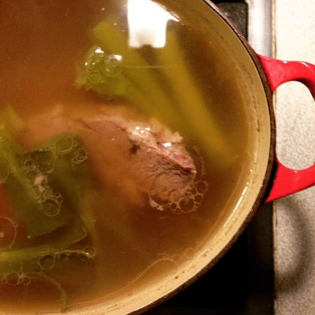 志摩有子さんのインスタグラム写真 - (志摩有子Instagram)「珍しく早く帰れたので牛すね肉のスープ煮をコトコトと。 スープが欲しいから水分たっぷり。 #ルクルーゼ #生姜と葱の青い部分と一緒に煮込むだけ #簡単 #時間が美味しくしてくれる #牛すね祭り #何かの顔に見える」4月14日 19時01分 - ariko418