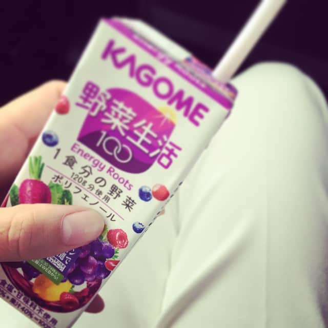 武田訓佳さんのインスタグラム写真 - (武田訓佳Instagram)「白パンを履いてるので☝🏻紫色のジュースをいつも以上に慎重に飲んでいます。 #ten.  #ロケ」4月15日 7時30分 - kunika0117