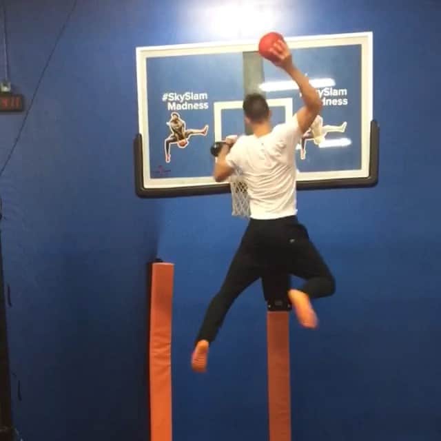 マット・ミアガのインスタグラム：「Skyzone」