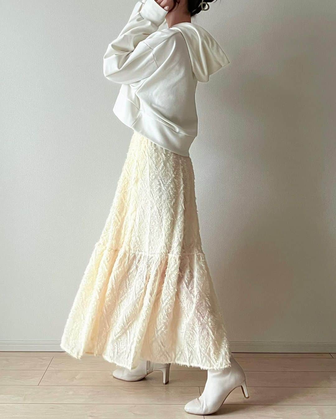 阿野いずみさんのインスタグラム写真 - (阿野いずみInstagram)「春服🌸  大人かわいい🥺♡  ☑︎シアーボウタイブラウス ☑︎ふんわりフレアロングスカート ☑︎テーラードジャケット ☑︎フロントオープン キャミ&ボレロset  もうすぐ発売です✨ 🏷新作発売から24時間限定で5%offになるので、発売までもうしばらくお待ちください☺️  1枚目の写真でコーデに取り入れているピンクのマーメイドスカートは完売しました😭✨ありがとうございます✨  TOKYO GIRLS COLLECTION ✖️Dholic @tokyogirlsmarket_official   プロフィールのURLやストーリーのURLから✔︎してみてください☺️  .  @dholic_official #tokyogirlsmarket #tgm_dholic #dholic #dholicsnap  #ボウタイブラウス #フレアスカート #フレアロングスカート #テーラードジャケット #フロントオープンワンピース  #骨格ウェーブコーデ #大人かわいい #韓国ファッション」3月9日 17時21分 - izumi_ano