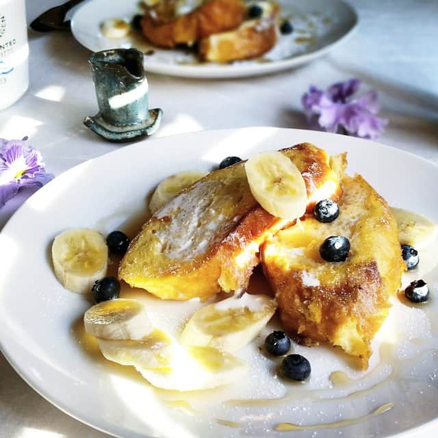 のインスタグラム：「French toast🍌 * 今日は朝から実家で筍掘り。 掘るのは夫くんですが。 * 今から食べるのが楽しみー😋💓 *」