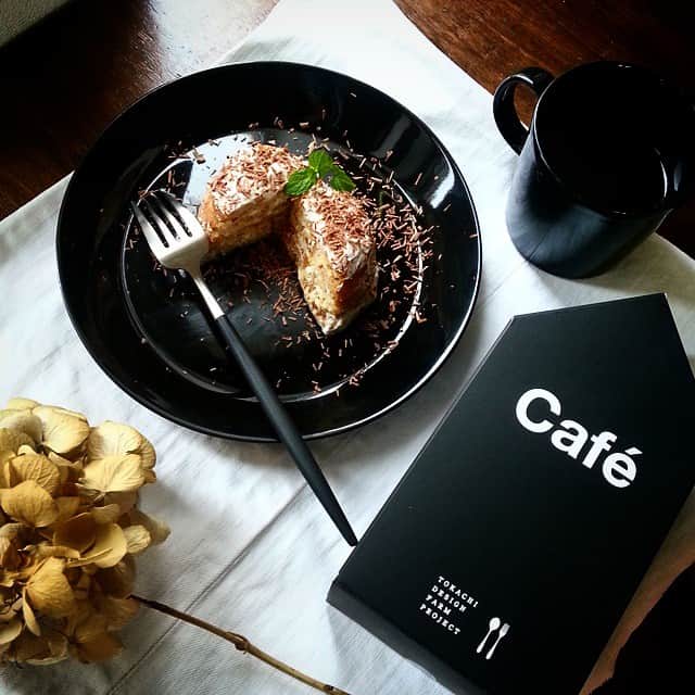 のインスタグラム：「•*¨*•.¸¸♪✧•*¨*•.¸¸♪✧•*¨*•.¸¸♪✧•*¨*•.¸¸ 本日2投目。 ちょっと早い#3時のおやつ  ビスケットを使った簡単ケーキ  これ 母がよく作ってくれた お袋の味のおやつ。  前の日の夜に ささっと用意しておける簡単おやつ。  それに  チョコ削っておめかしして  お気に入りの#コーヒー と一緒に。  #暮らし#くらし#おやつ#vsco#珈琲#COFFEE#COFFEEbreak#sweets#cooking#foodpics#VSCOcam#homemade#おうちカフェ#うちカフェ#テーブルフォト#スタボン#nisnap」