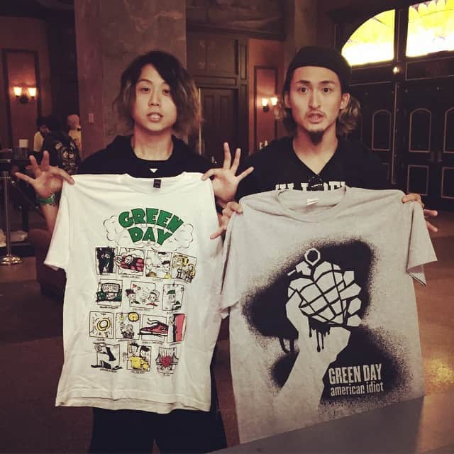 Tomoyaさんのインスタグラム写真 - (TomoyaInstagram)「GREEN DAYのライブに行ってきた( *｀ω´) 俺らが昨日やったところと同じ会場！！ めっちゃかっこよかった！！ #GREENDAY #Tシャツげっと」4月17日 13時16分 - tomo_10969