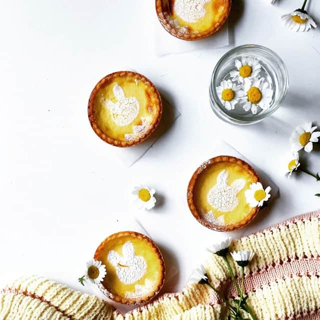 のインスタグラム：「egg tartes🐰 * 大好きなパン屋さんで買ったエッグタルトにうさぎさんが♡ *」